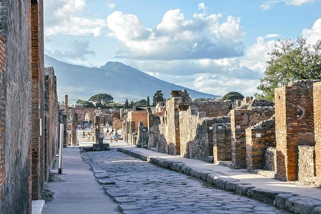 Naples Unveiled: Your Ultimate Travel Guide to the City&rsquo;s Art, Cuisine, and Vibrant Culture