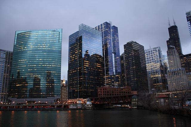 The Ultimate Chicago Travel Guide: Explore the Windy City's Iconic Landmarks and Local Delights